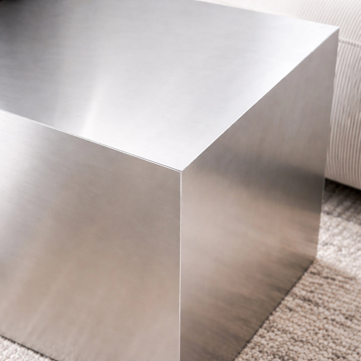 Beistelltisch ISRA aus Aluminium – Detailansicht